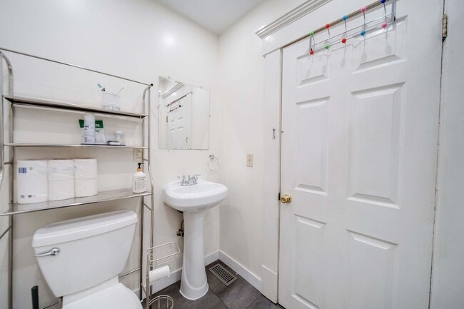 Building Photo - Prime Location 4BR house just off High St!