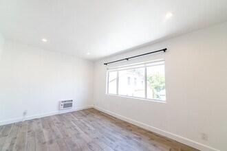 Building Photo - 319 Heliotrope Dr