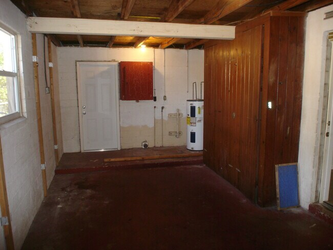 Building Photo - 715 Essex Rd