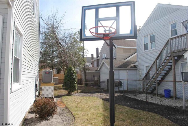 Building Photo - 110 N Gladstone Ave