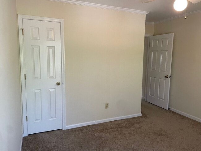 Building Photo - 2 BED, 1.5 BATH TWO STORY TOWNHOME!