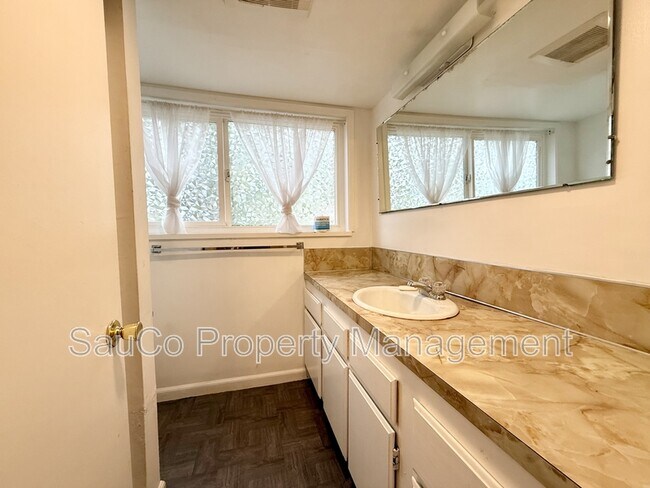 Building Photo - 4751 SW 53rd Ave