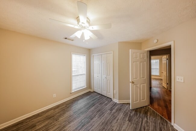 Building Photo - 2728 Fair Oaks Dr