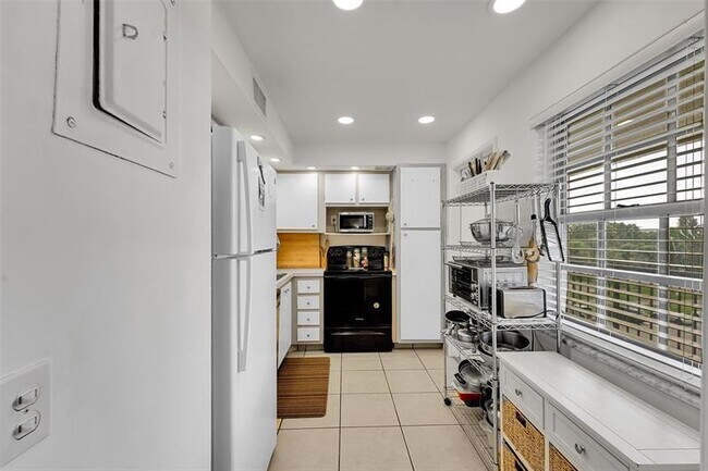 Building Photo - 3150 N Palm Aire Dr