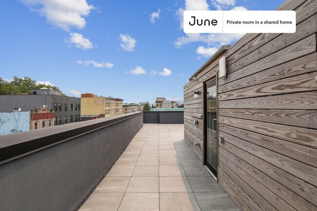 Building Photo - Private bedroom in 5 bed/3 bath Home