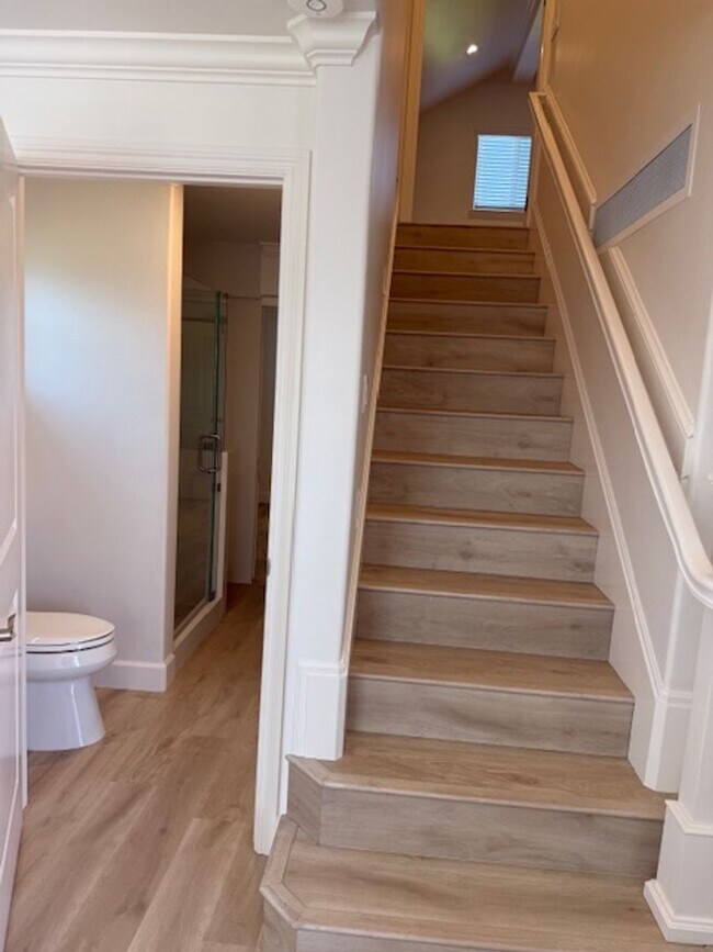 Building Photo - Great 2 bedroom, 1 bathroom house with office/bonus room and Ocean Views near DLI and downtown Mo...