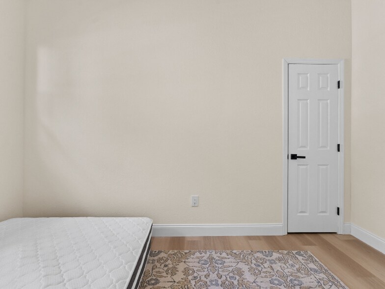 Building Photo - 1514 E 26th Ave