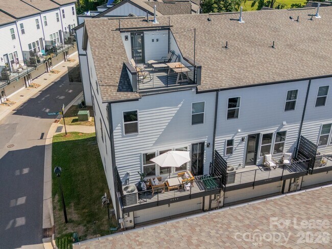 Building Photo - 4040 Hidden Oaks Dr