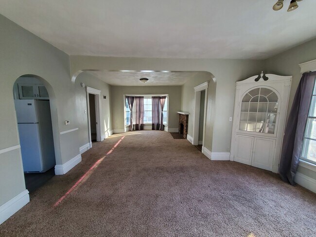 Building Photo - 4 Bedroom House for June 1st