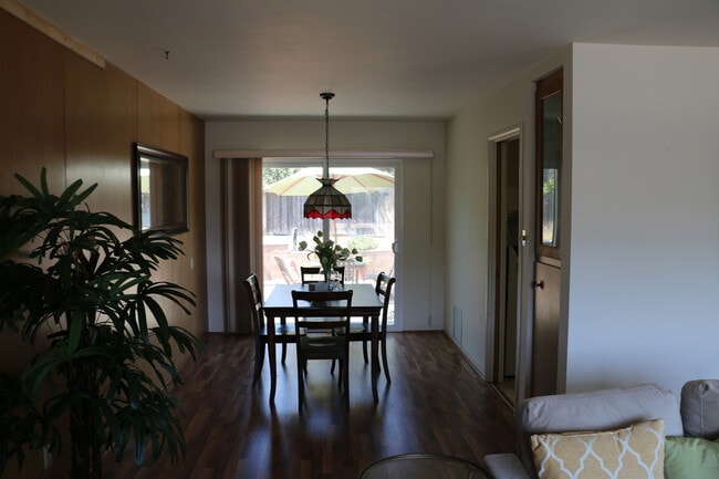 Building Photo - 2000 sq feet 5 bed 3 bath home close to Poly!!