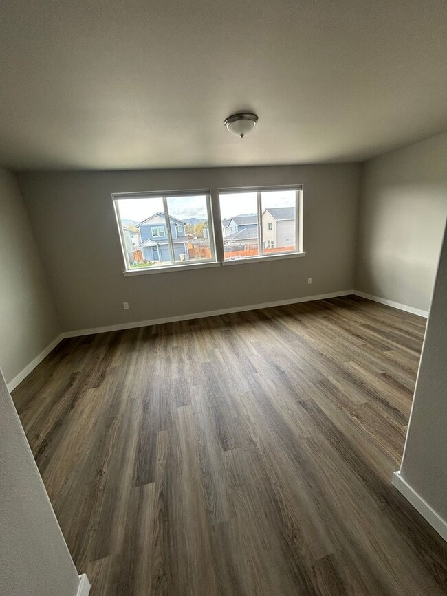 Building Photo - Beautifully Furnished Brand New 5 Bedroom ...