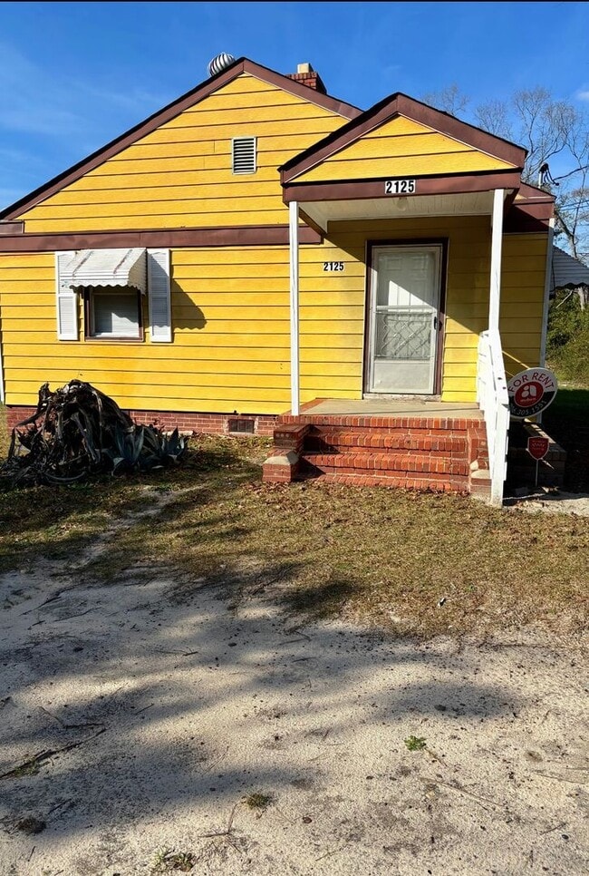 Building Photo - Charming 2-Bedroom Home with Spacious Yard