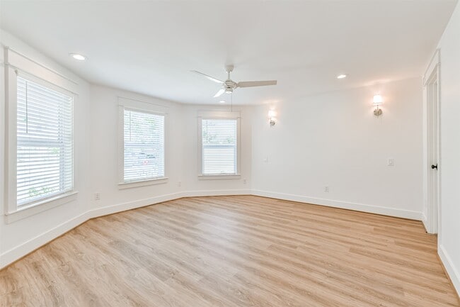 Building Photo - 3007 Avenue Q