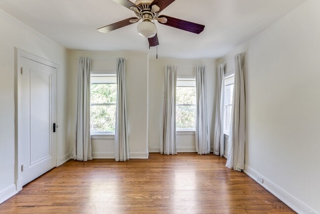 Building Photo - Charming 2-Bedroom Duplex in Mahncke Park