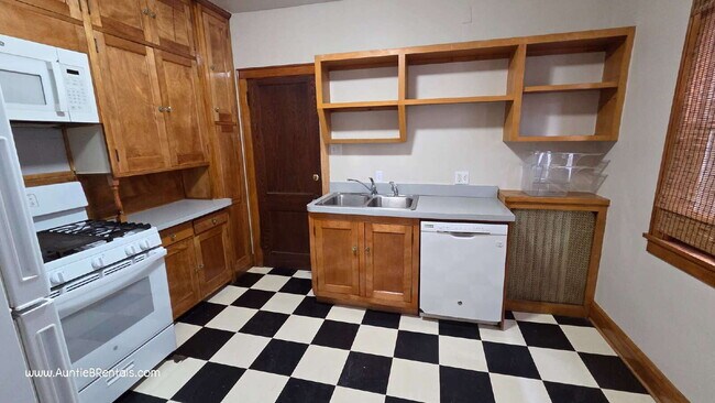 Building Photo - 2 bedroom 1 bath main level with office and porch.