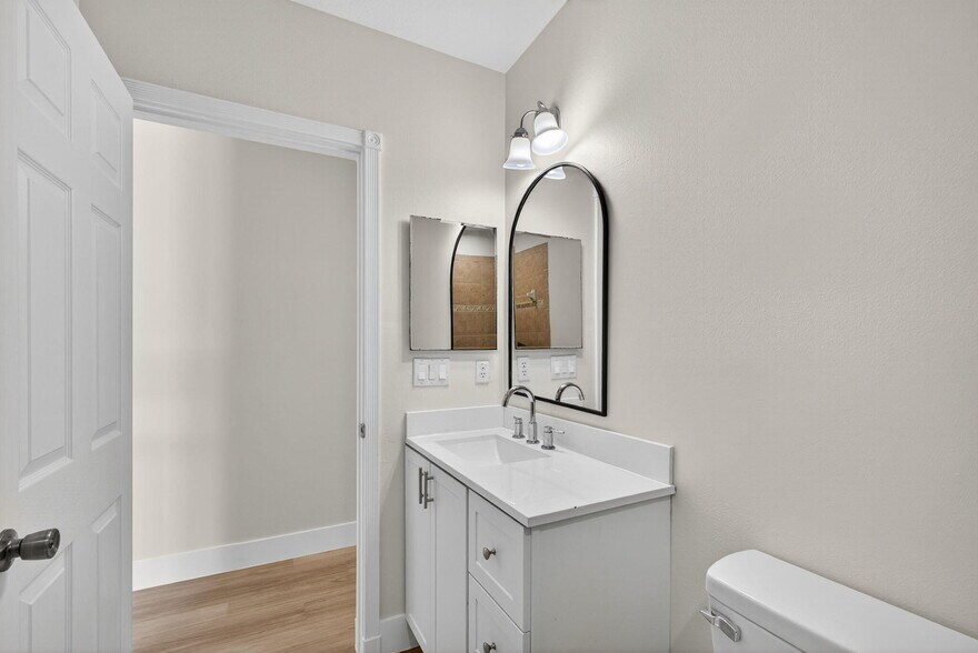 Building Photo - 2213 Oakmont Dr