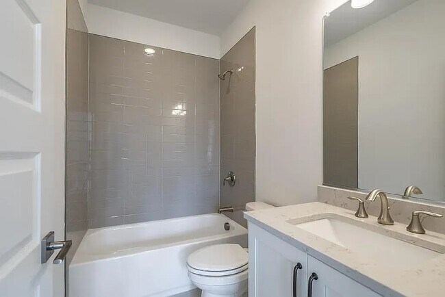 Building Photo - 625 Broadview Terrace NE