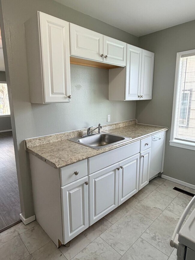 Building Photo - 1255 Montana St