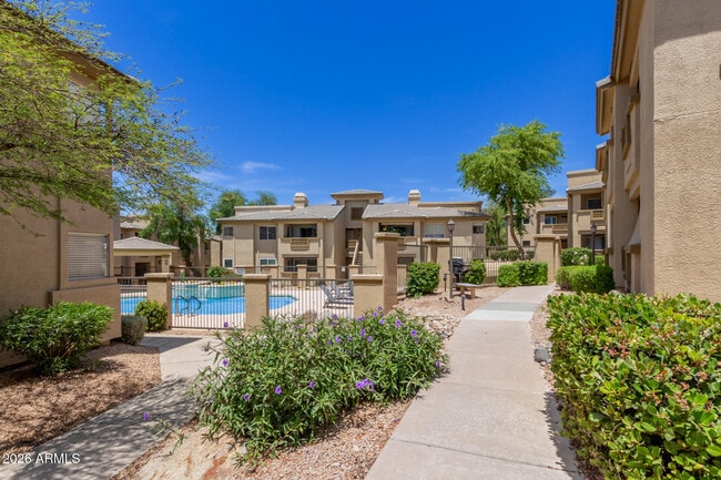 Building Photo - 1880 E Morten Ave