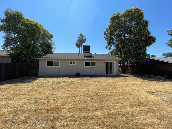Building Photo - Refreshed 3 bed/1 bath Foothills Farms Home