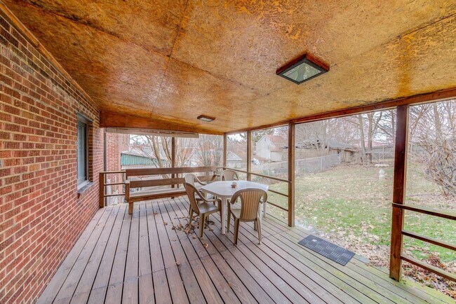 Building Photo - Amazing 3 bedroom home in South side available May 1!