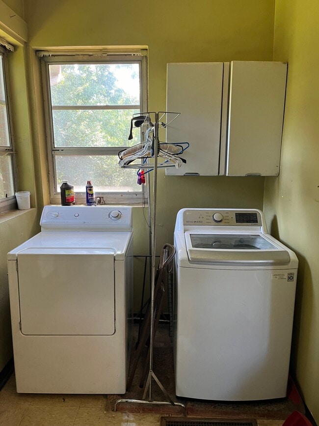 Building Photo - 220 E Montgomery St