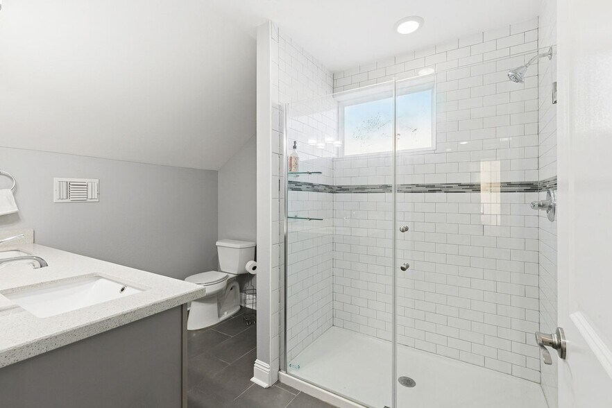 Building Photo - 2133 Dumaine St