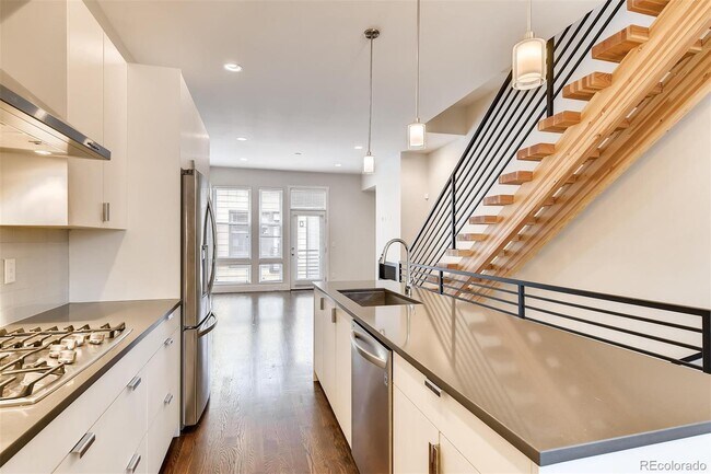 Building Photo - Immediate Availability! Stunning Modern lu...
