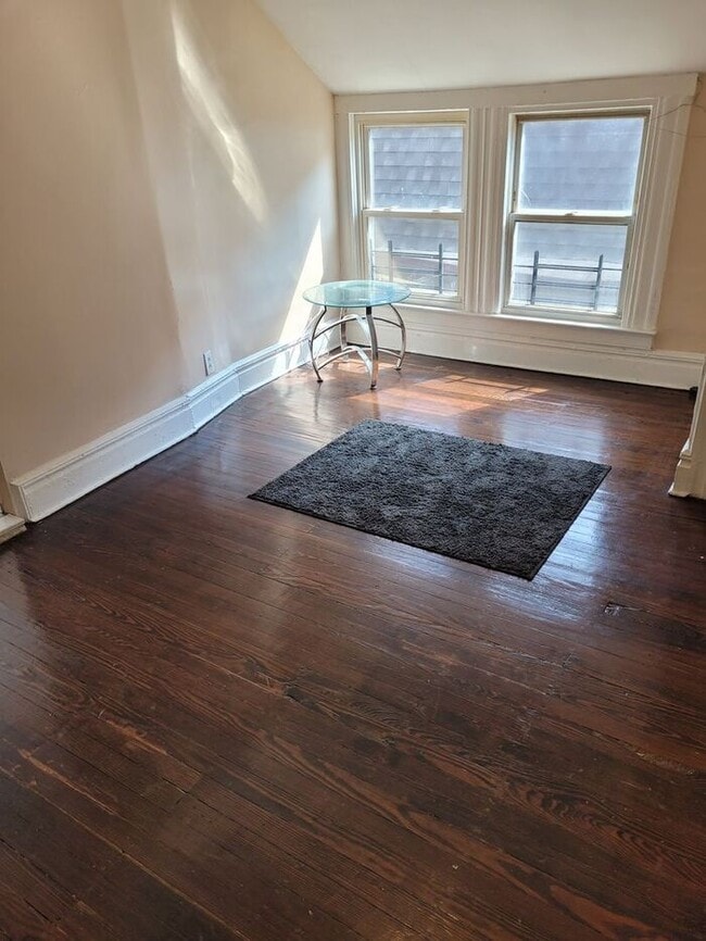 Building Photo - 3rd FL apt with private entrance, off St. parking available, heat included