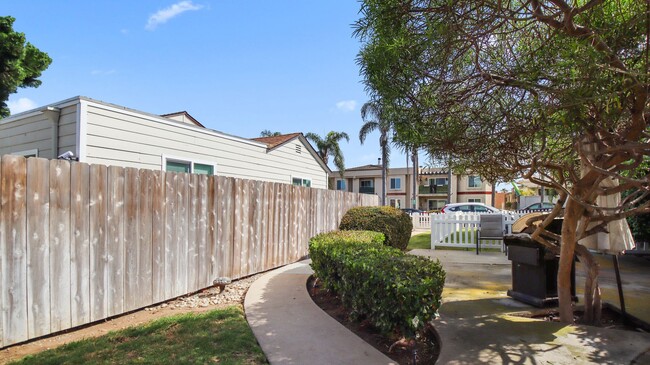 Building Photo - 4447 1/2 Mentone Street