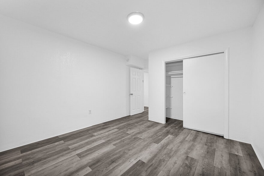 Building Photo - 2435 Plunkett St