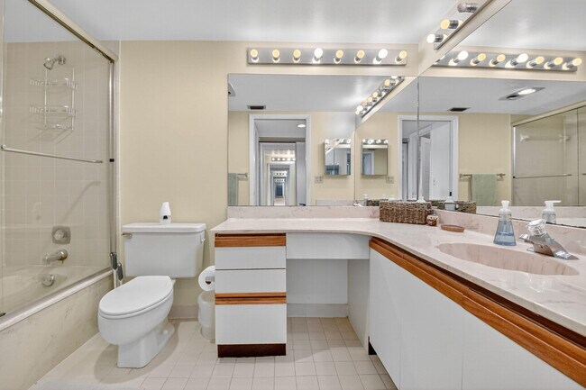 Building Photo - 5560 Fairway Park Dr