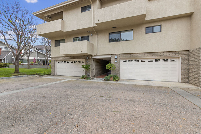 exterior walkway between units - 8 Grenada Ct