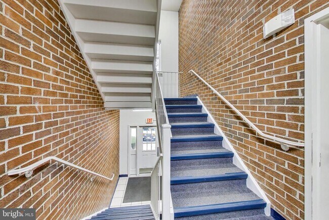 Building Photo - 18310 Streamside Dr