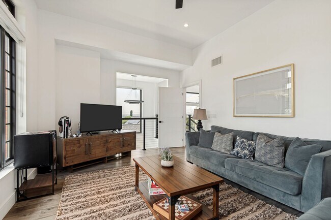 Building Photo - Fully Furnished Luxury Home In The Avenues