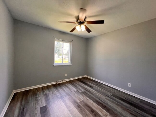 Building Photo - Move in ready!