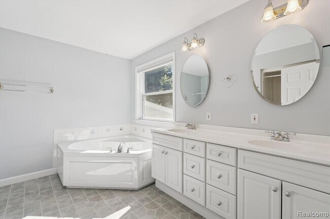 Building Photo - 2860 E Coon Lake Rd