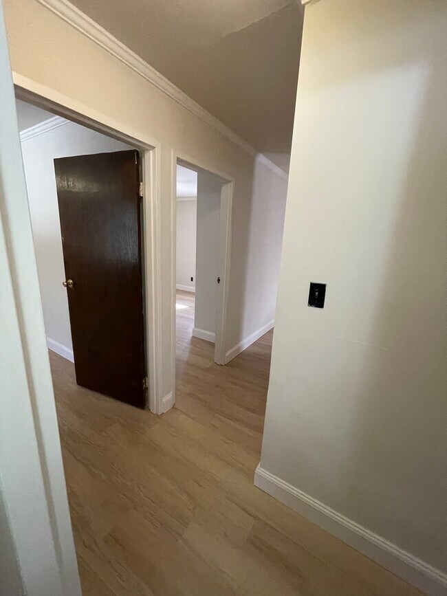 Building Photo - 2 Bedroom/1 Bathroom Duplex Located off of...