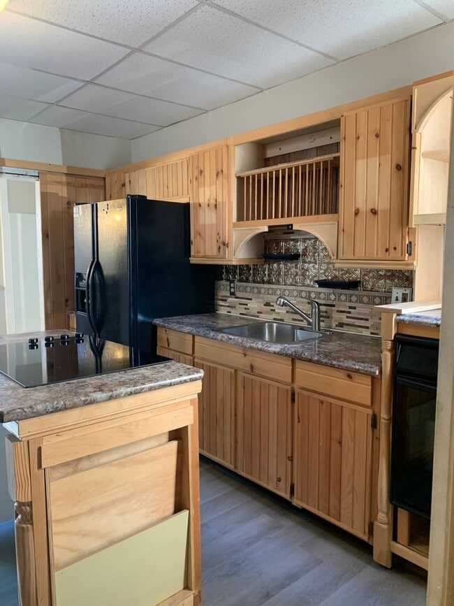 Building Photo - Spacious single family home with 3 beds/2 ...