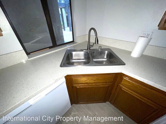 Building Photo - 2 br, 2 bath House - 2032 E Bermuda St. #107