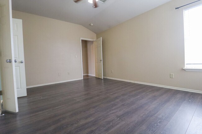 Building Photo - 3 Bed 2 Bath