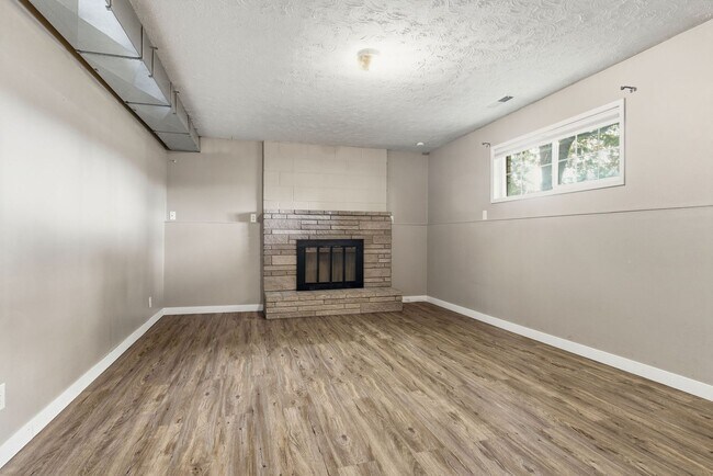 Building Photo - 1625 S Glenn Rd