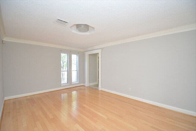 Building Photo - 538 Longview Dr