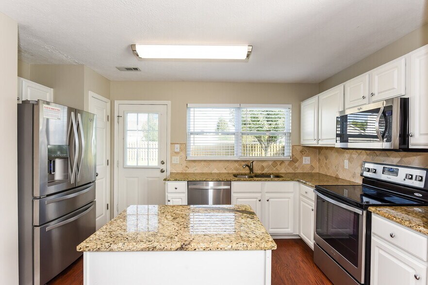 Building Photo - 2900 Summer Hollow Ct