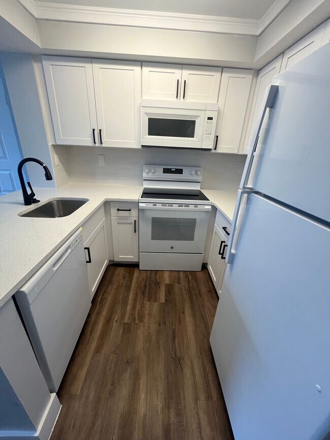 Building Photo - ONE BEDROOM ONE BATHROOM! WATERFRONT COMMUNITY!