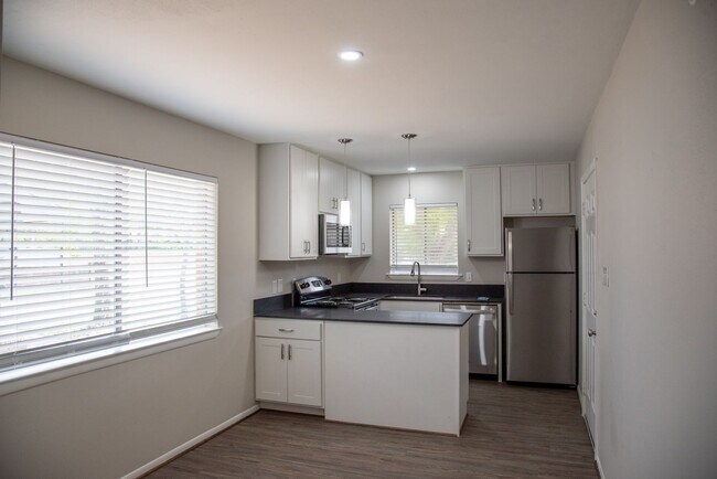 Building Photo - 1706 Trinity Pl