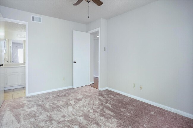 Building Photo - 12400 Overbrook Ln