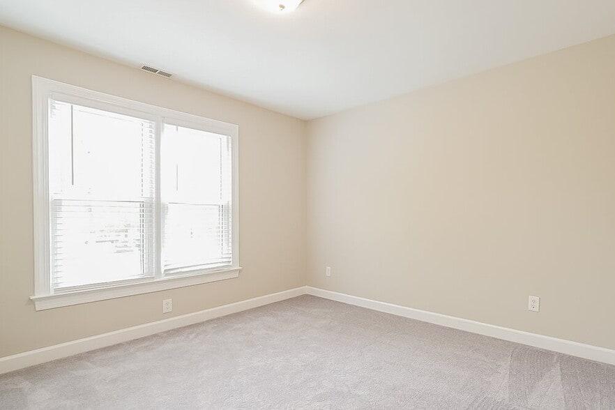 Building Photo - 900 Birkdale Dr