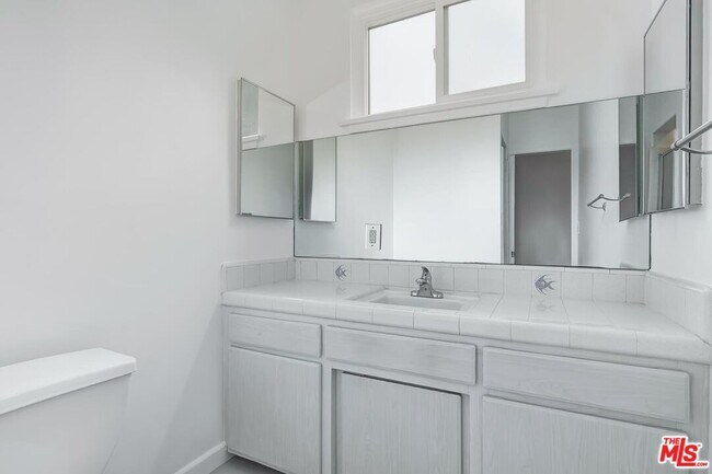 Building Photo - 8531 Walnut Dr