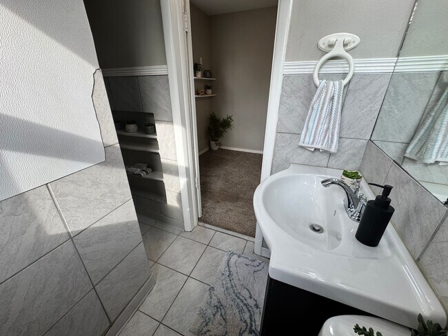 Building Photo - 2 bed, 1 bath home for rent in Waterloo